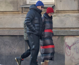 Tomasz Karolak  i Viola Kołakowska na spacerze