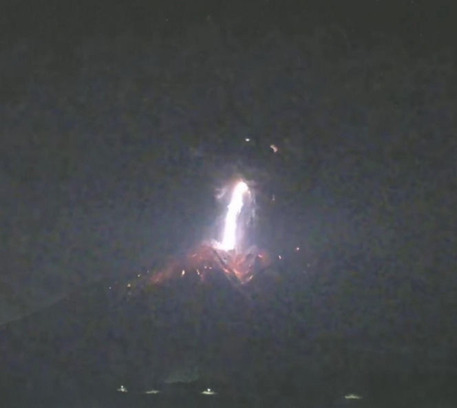 Wielki wybuch wulkanu! Słup dymu na 4 kilometry, władze ostrzegają