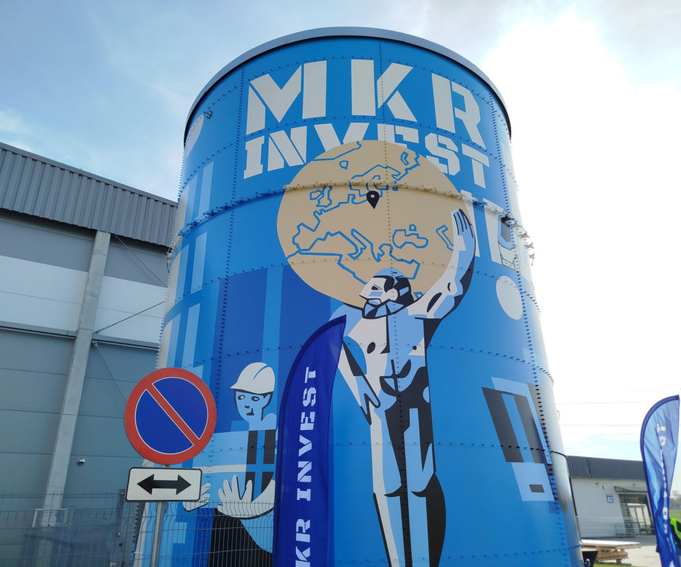 Niebieski mural z Atlasem na zbiorniku MKR Invest w Borkach Wyrkach. O nowej eko-atrakcji przeczytasz na Eska Siedlce.