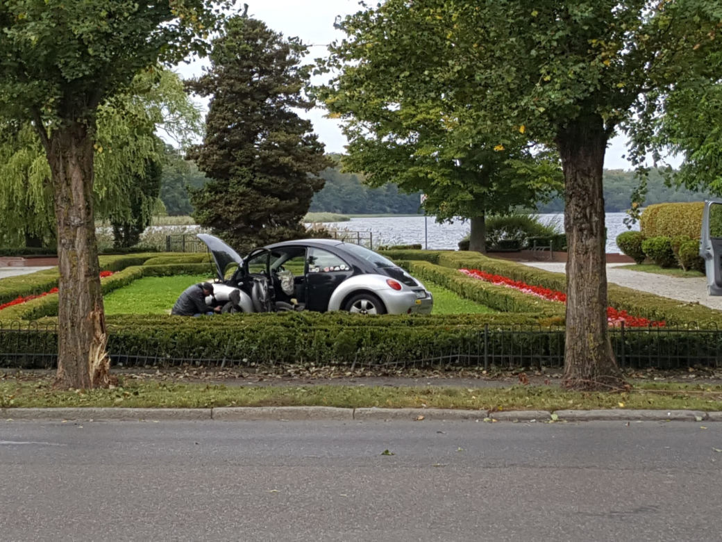 Szczecinek. Wjechał autem do parku, taranując wszystko po drodze