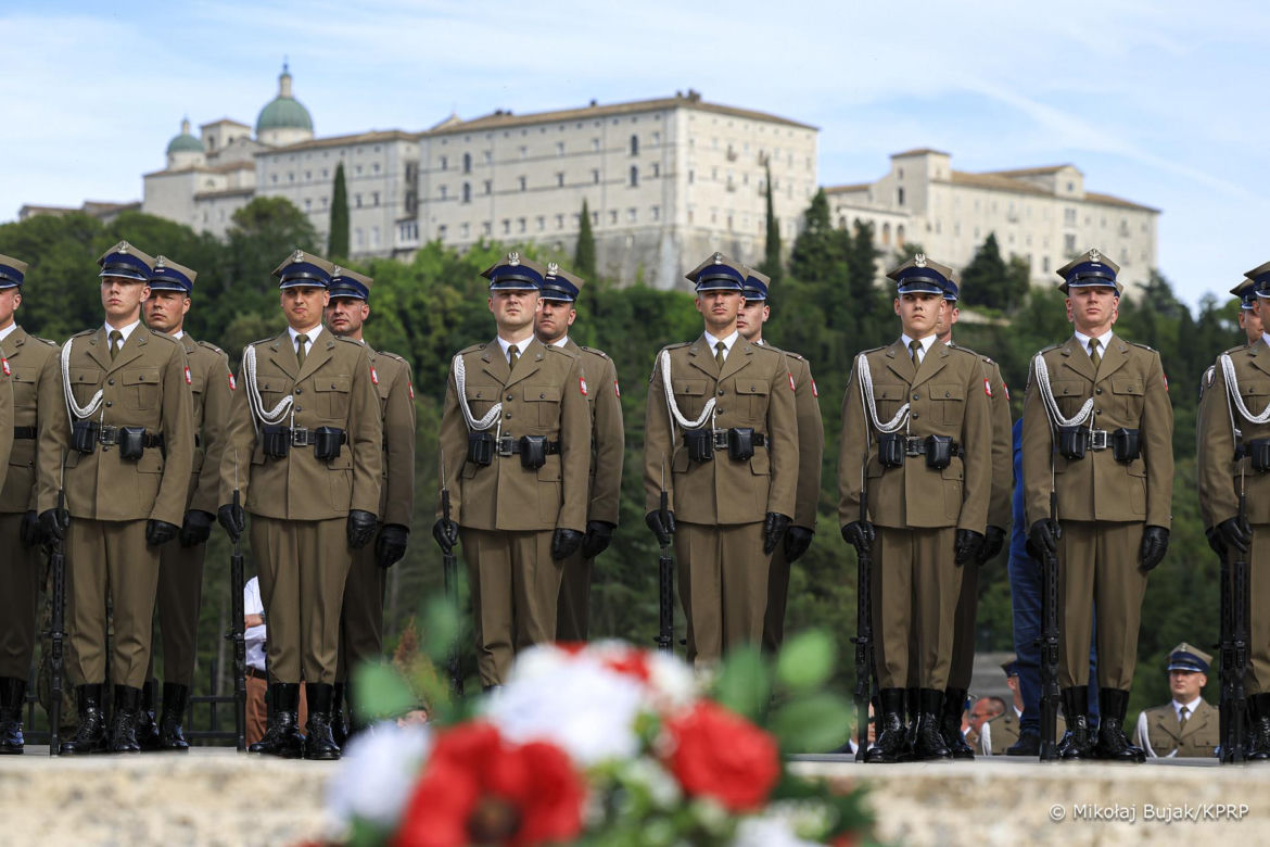 Prezydent RP Karol Nawrocki i pierwsza dama Marta Nawrocka podczas polowej mszy świętej na Polskim Cmentarzu Wojennym pod Monte Cassino