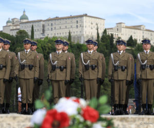 Prezydent RP Karol Nawrocki i pierwsza dama Marta Nawrocka podczas polowej mszy świętej na Polskim Cmentarzu Wojennym pod Monte Cassino