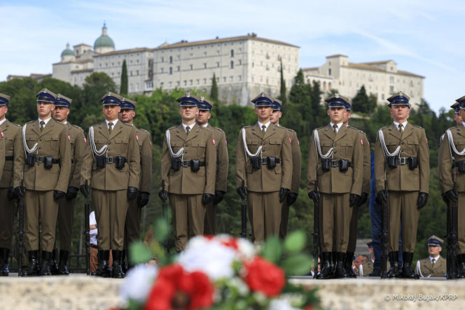 Prezydent RP Karol Nawrocki i pierwsza dama Marta Nawrocka podczas polowej mszy świętej na Polskim Cmentarzu Wojennym pod Monte Cassino