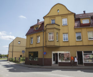 Makabra w Międzyborzu. Dzieci siedziały przy zmarłej matce