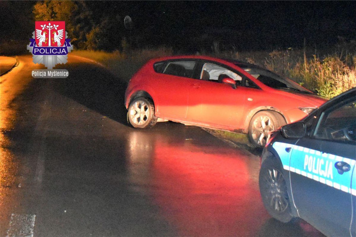 Sułkowice. Dał pijanym 15-latkom kluczyki do seata i gorzko żałuje. Auto skończyło w rowie