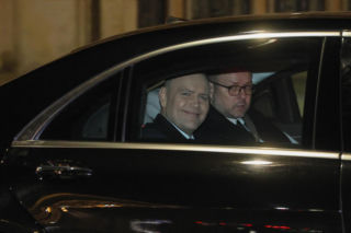 Gorące sceny pod TK. Nawrocki wrócił do Warszawy, a tłumy protestują  [RELACJA NA ŻYWO]