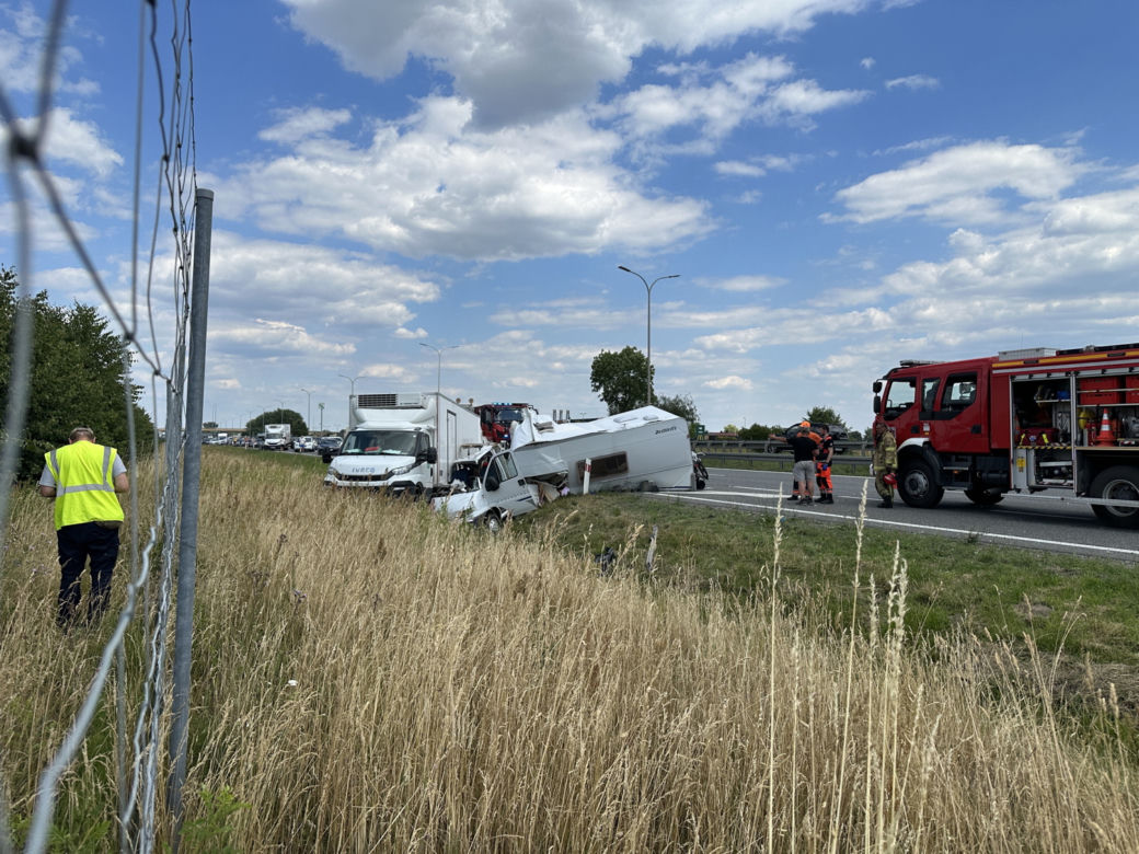 Kamper gruchnął w auto stojące na poboczu. Jedna osoba ranna. Lądował śmigłowiec LPR