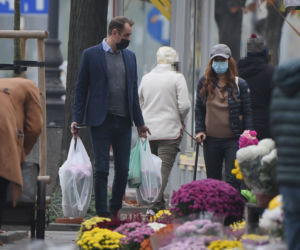 Anna Mucha kupuje kwiaty wspiera przedsiębiorców