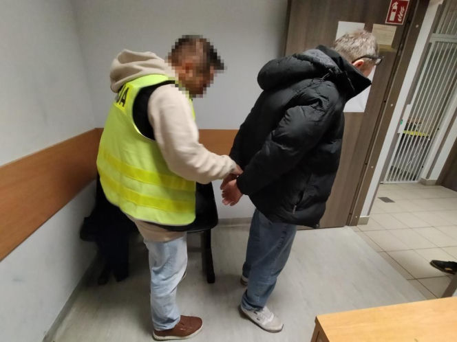 Dantejskie sceny tuż przy stacji metra. 62-latek rzucił się z pięściami na ratowników medycznych!