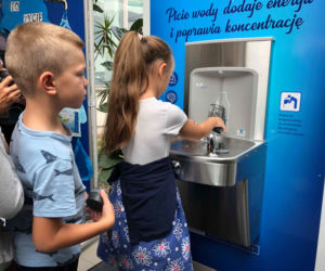 W 5 wrocławskich szkołach stanęły poidełka z których można pić wodę lub nalewać do ją biodegradowalnych bidonów. 
