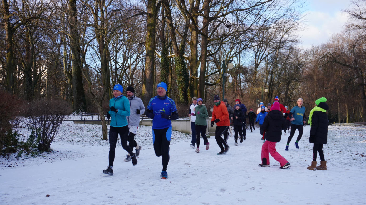 Parkrun w stolicy woj. lubelskiego. Pierwsza sobota 2025 roku na sportowo w Ogrodzie Saskim w Lublinie. Zdjęcia