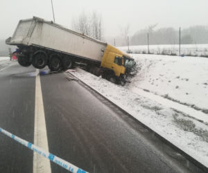 Święta Woda. Tragiczny wypadek na DK 19. Zderzenie busa, TIR-a i audi. Kierowca busa nie żyje
