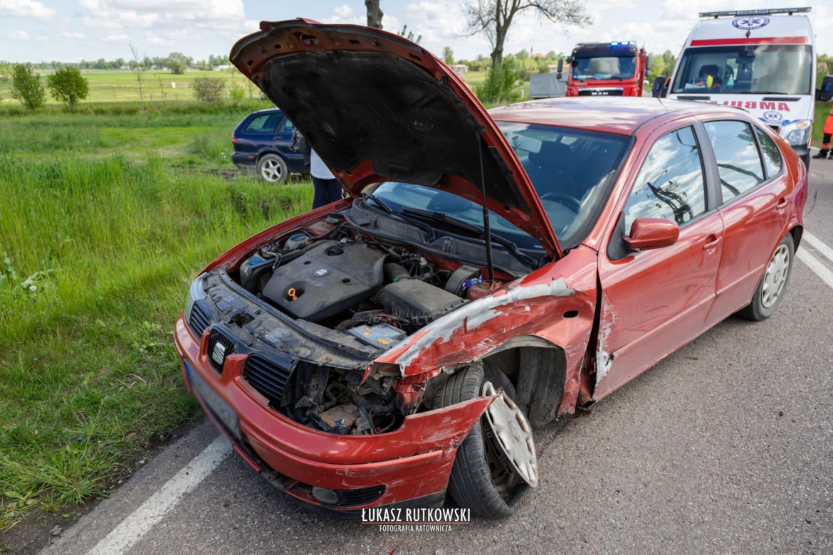 Knyszyn. Groźnie wyglądająca kolizja. Skoda Superb leżała na boku