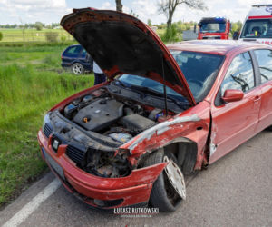 Knyszyn. Groźnie wyglądająca kolizja. Skoda Superb leżała na boku