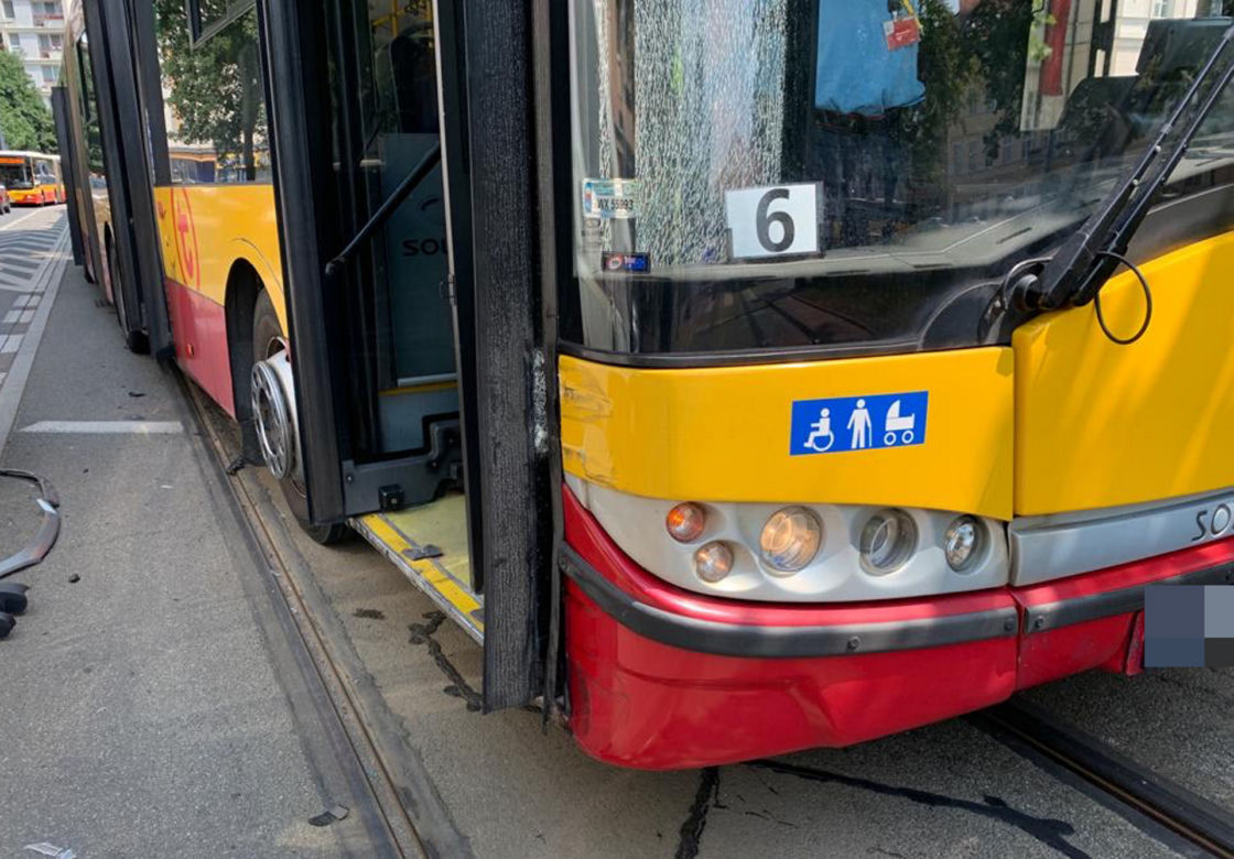 Kolejny wypadek z udziałem miejskiego autobusu w Warszawie. Ranni pasażerowie, poważne utrudnienia