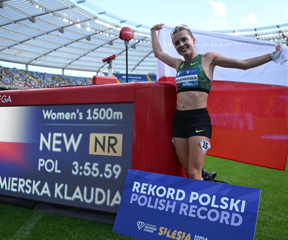 Klaudia Kazimierska z polską flagą przy tablicy wyników z rekordem Polski. O sukcesie biegaczki czytaj w SE Supersport.