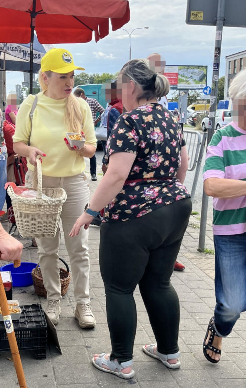 Europosłanka Wcisło buszuje na bazarku.