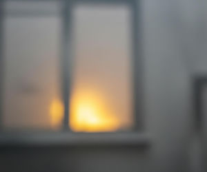 Pożar mieszkania w Łodzi! Strażacy musieli usunąć kraty, by ratować 27-latkę z dzieckiem. Kilka osób w szpitalu