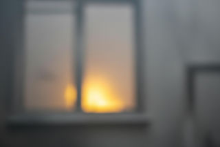 Pożar mieszkania w Łodzi! Strażacy musieli usunąć kraty, by ratować 27-latkę z dzieckiem. Kilka osób w szpitalu