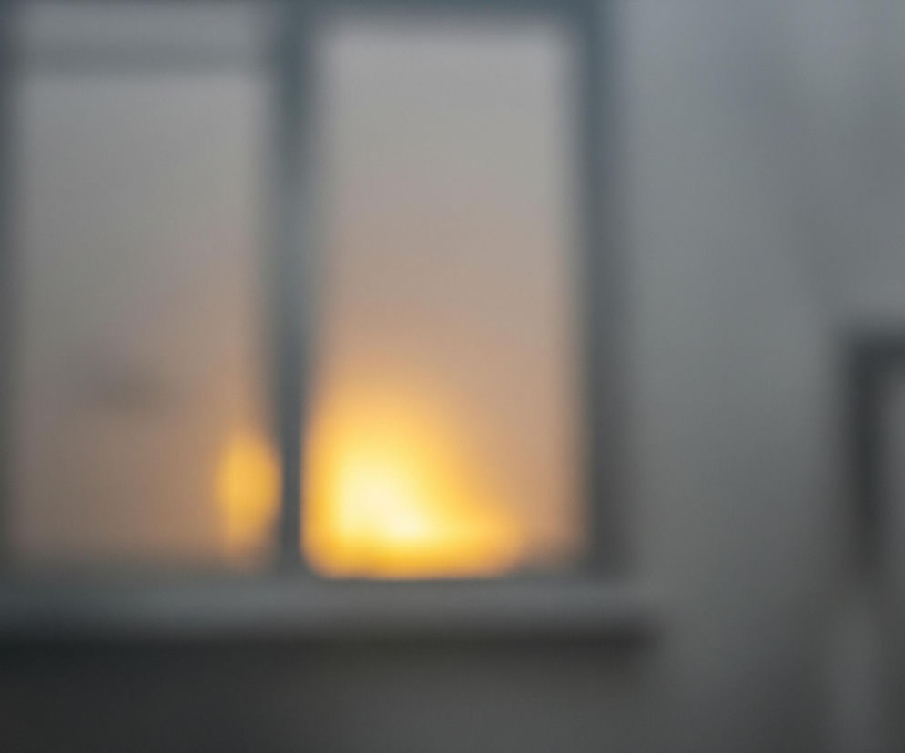 Pożar mieszkania w Łodzi! Strażacy musieli usunąć kraty, by ratować 27-latkę z dzieckiem. Kilka osób w szpitalu