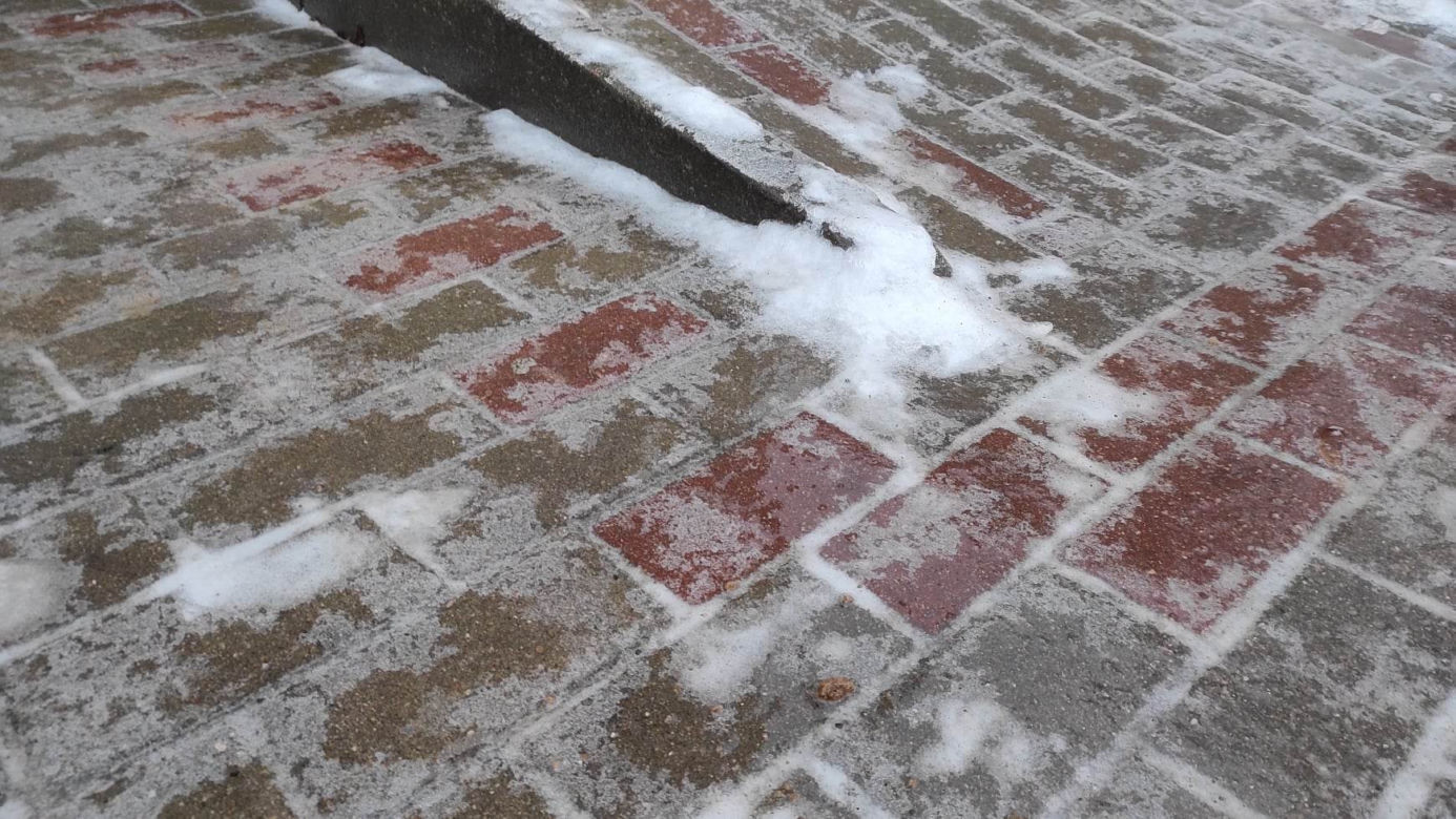 Gołoledź w Białymstoku. Jest potwornie ślisko! [20.12.22]