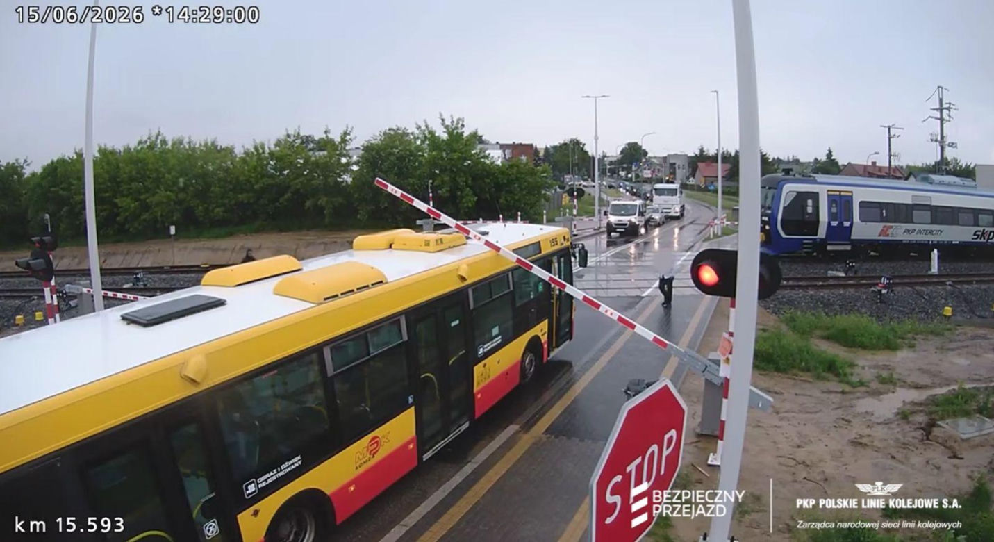 Pociągi wróciły do Łomży. Szokujące sceny na przejazdach kolejowych. PKP pokazało nagranie