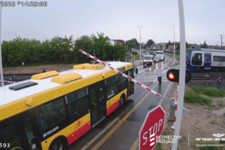 Pociągi wróciły do Łomży. Szokujące sceny na przejazdach kolejowych. PKP pokazało nagranie