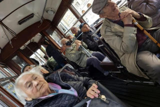 Niezwykły tramwaj z powstańcami. Wycieczka po Warszawie jak przed wojną