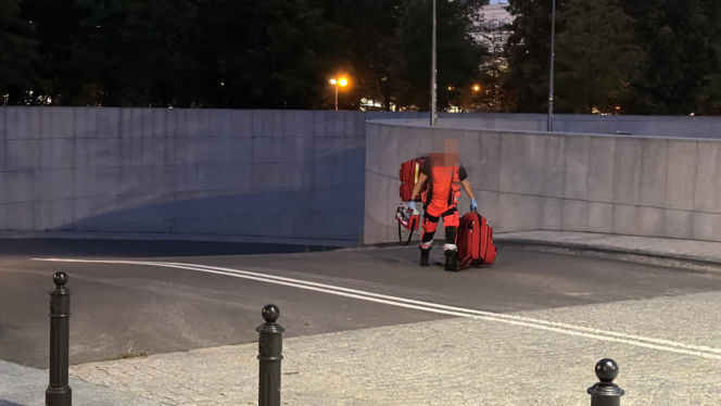 Nietrzeźwy mężczyzna tańczył na murku, stracił równowagę i spadł na podjazd garażu podziemnego