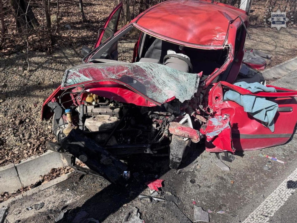 Auto 33-latki wbiło się w nadjeżdżającą ciężarówkę. Z auta została miazga.