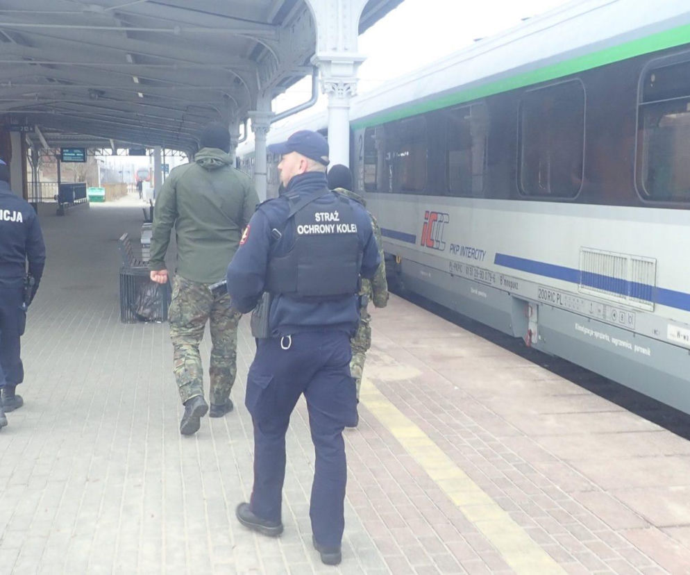 Agresywny Niemiec w pociągu do Berlina. Wyciągnął nóż, ranił ochroniarza, krzyczał, że wszystkich pozabija