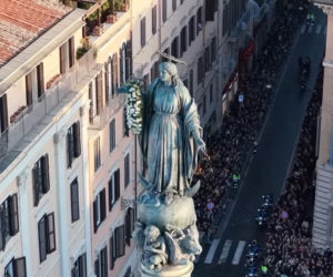 Papież oddaje hołd Maryi pod kolumną Niepokalanej 