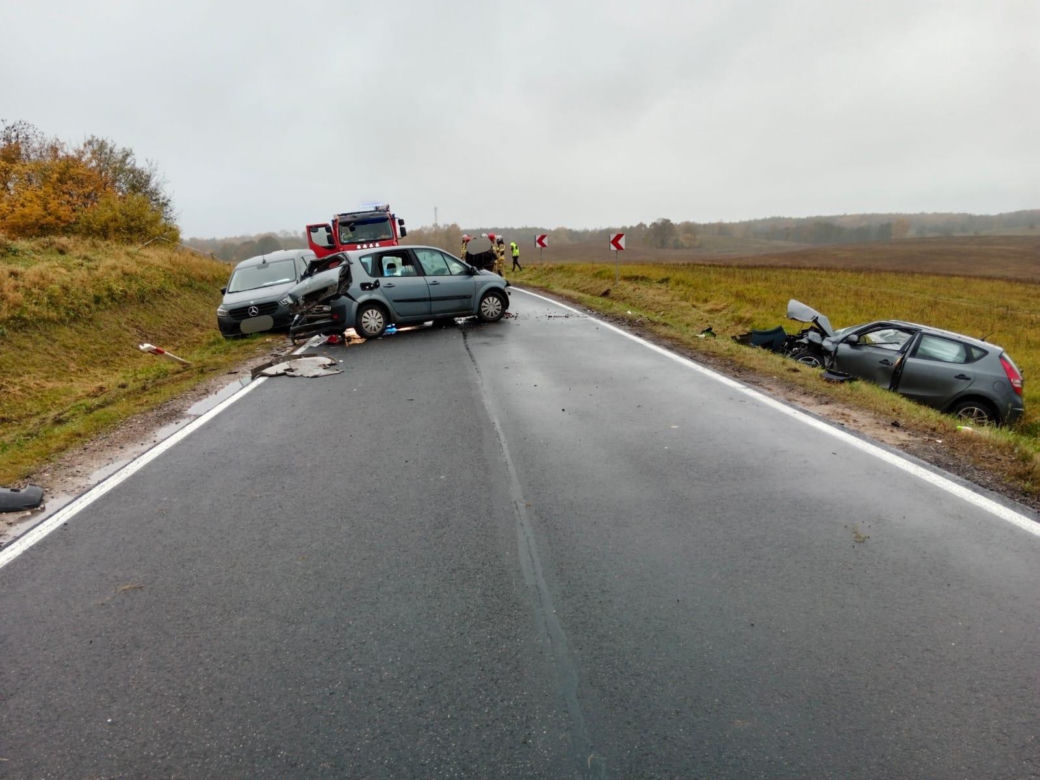 Poważny wypadek w Baranowie. Zderzyły się trzy auta. Wśród rannych 7-letnie dziecko