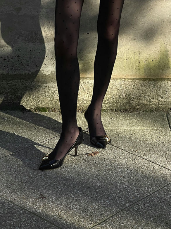 Czarne rajstopy to kwintesencja elegancji. Jak nosić je zimą?