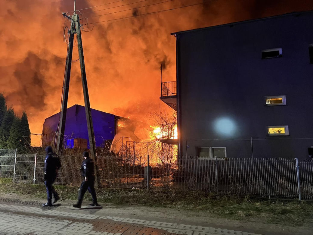 Ogromny pożar w Kaninie. Płonie zakład meblarski, na miejscu pracuje 100 strażaków