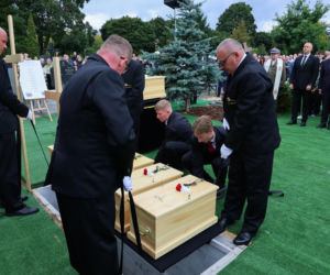 Szok po tragedii w Łodzi. Dziesięć malutkich trumienek na pogrzebie. Tego widoku nie da się wyrzucić z głowy