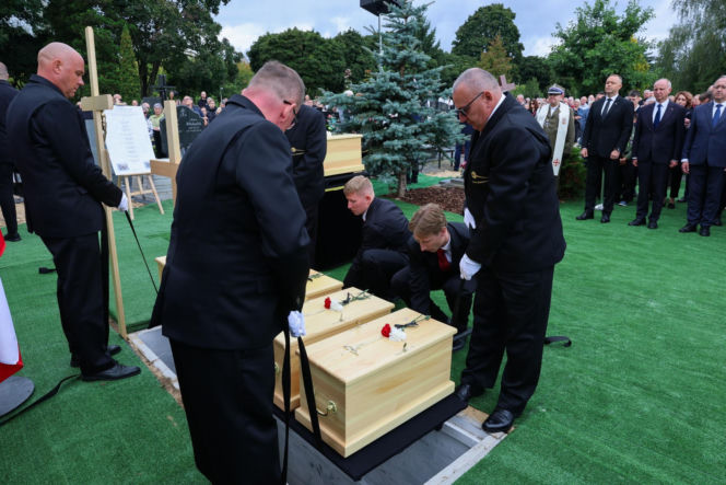 Szok po tragedii w Łodzi. Dziesięć malutkich trumienek na pogrzebie. Tego widoku nie da się wyrzucić z głowy