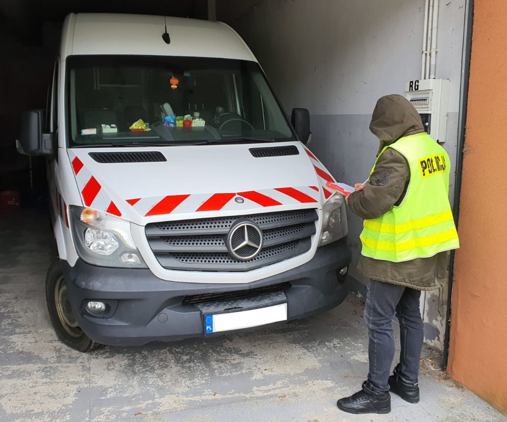 Kierowca stracił prawo jazdy, a pasażer trafi do więzienia. Był poszukiwany listem gończym