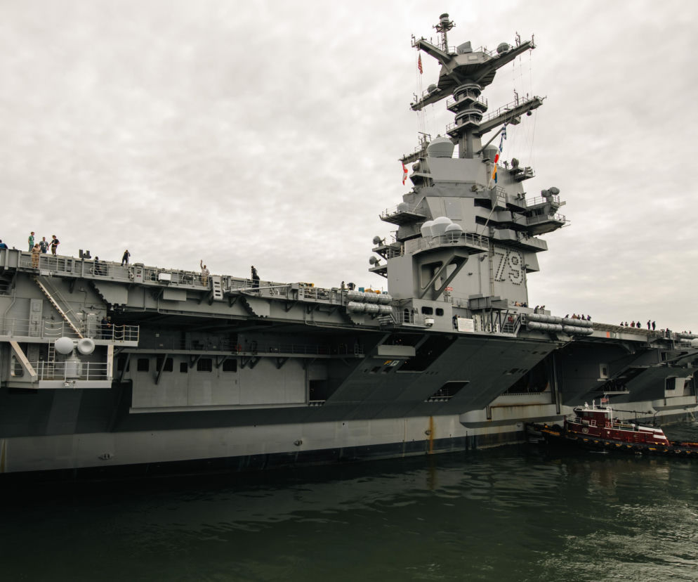 Lotniskowiec USS John F. Kennedy (CVN 79) w porcie z holownikiem. O jego odbiorze przeczytasz na SE Portal Obronny.