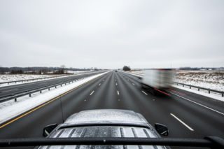 Bryła lodu spadła z auta na A4. Jak wysoki mandat zaskoczył kierowcę?