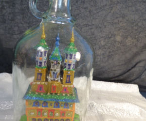 Miniatury szopek krakowskich zamyka w butelce