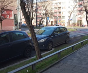 Absurd na ul. Kronikarza Galla. Drogowcy postawili barierki od strony... chodnika!