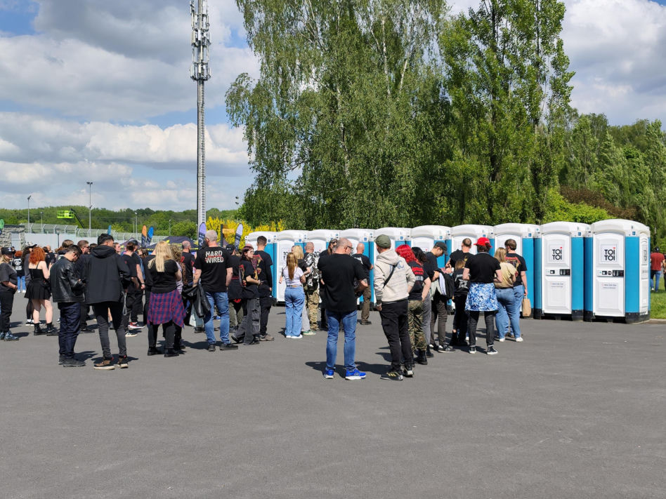 Długie kolejki i tłum fanów przed koncertem Metaliki