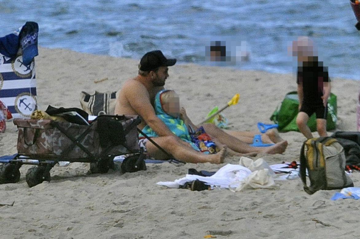 Borys Szyc z rodziną na plaży