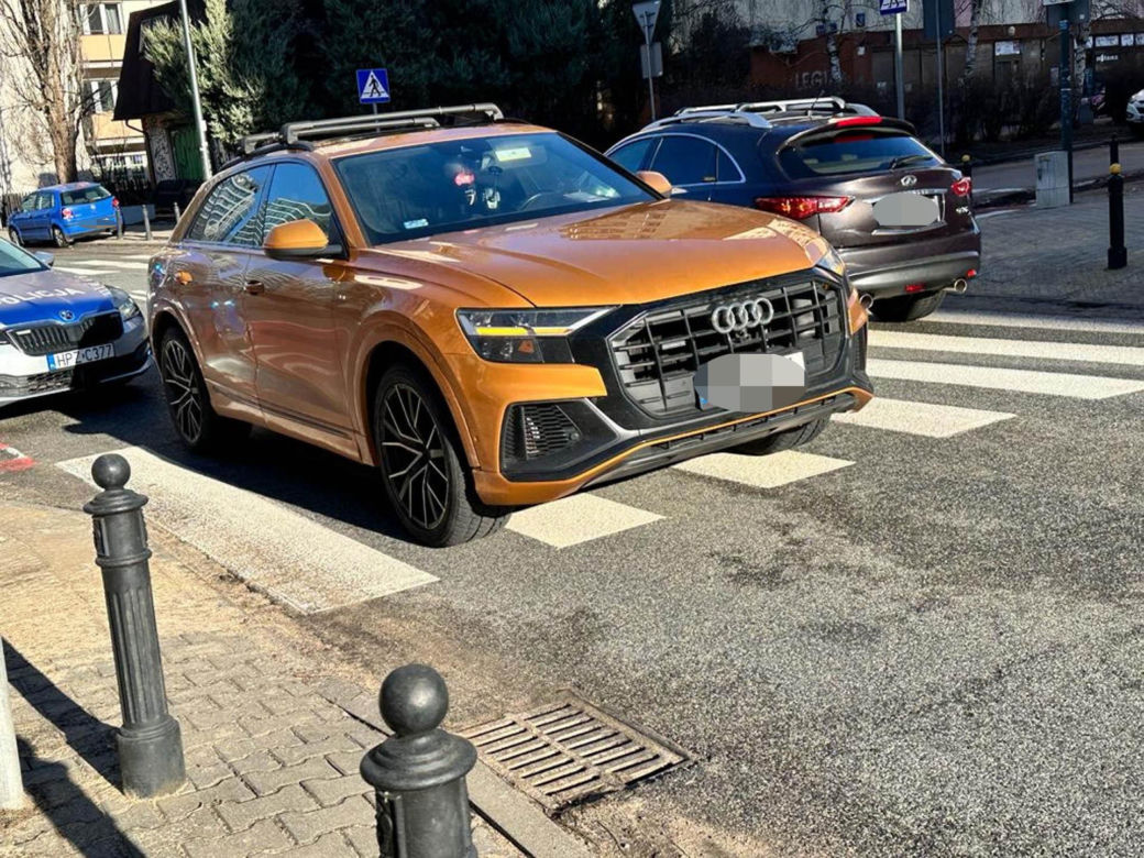 Dramat na przejściu na Ochocie. Wielkie audi zmiotło staruszkę