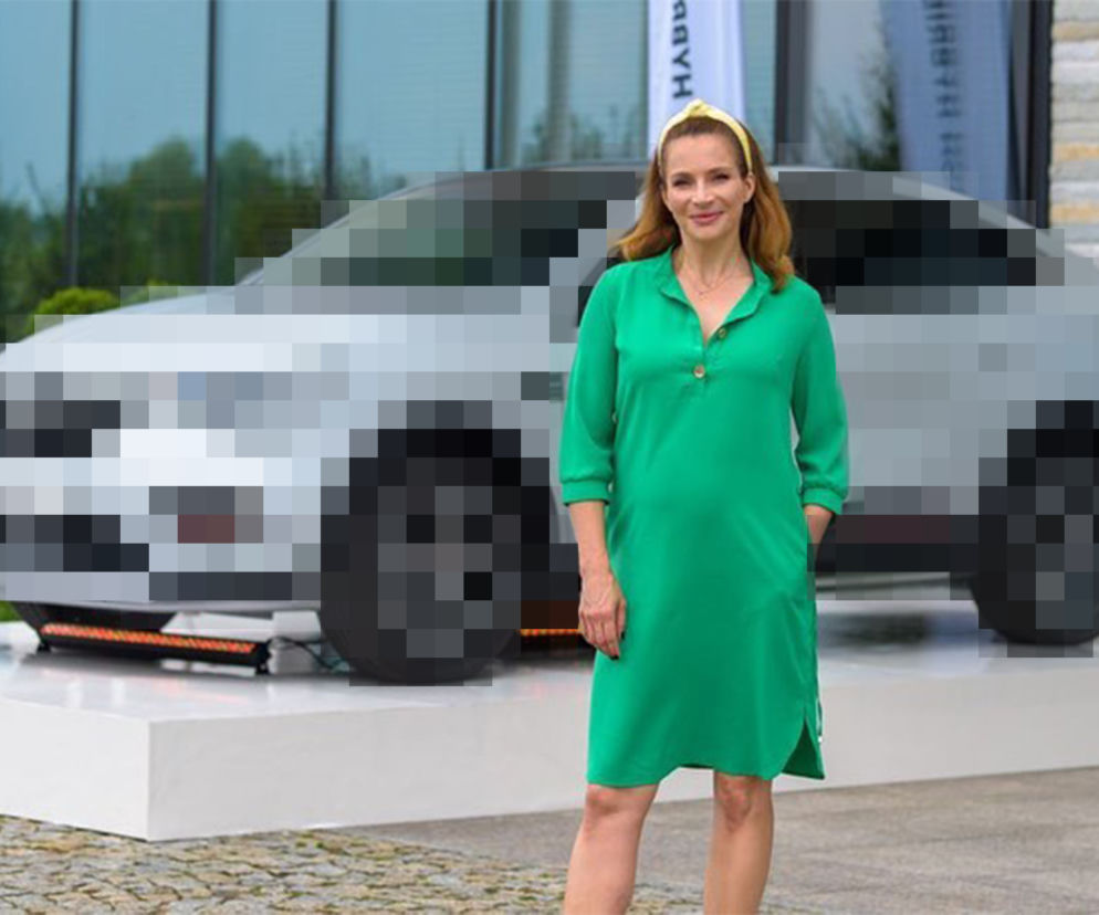 Anna Dereszowska pozuje przy samochodzie