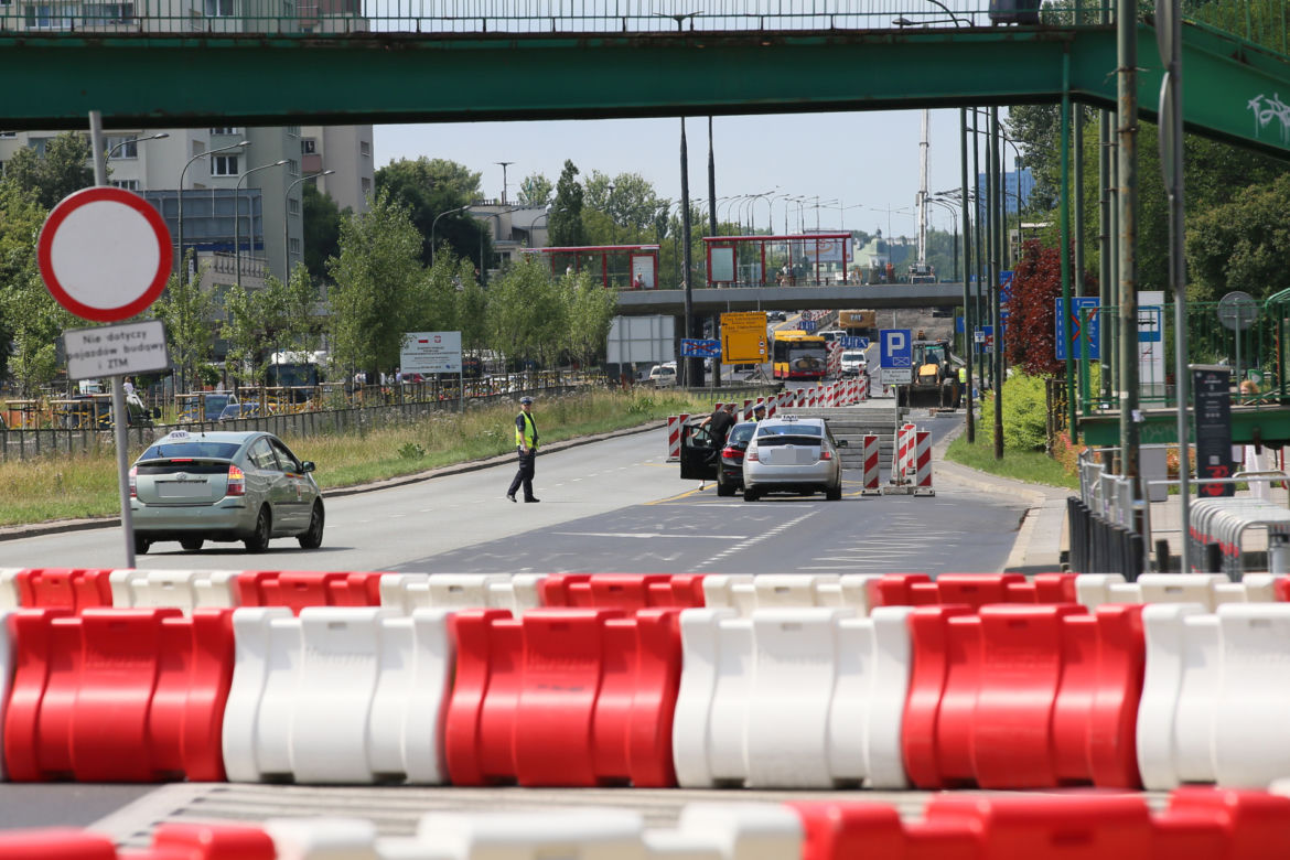 Drogowcy ustawili znak, który ignorują kierowcy. Policjanci mają mandatowe żniwa
