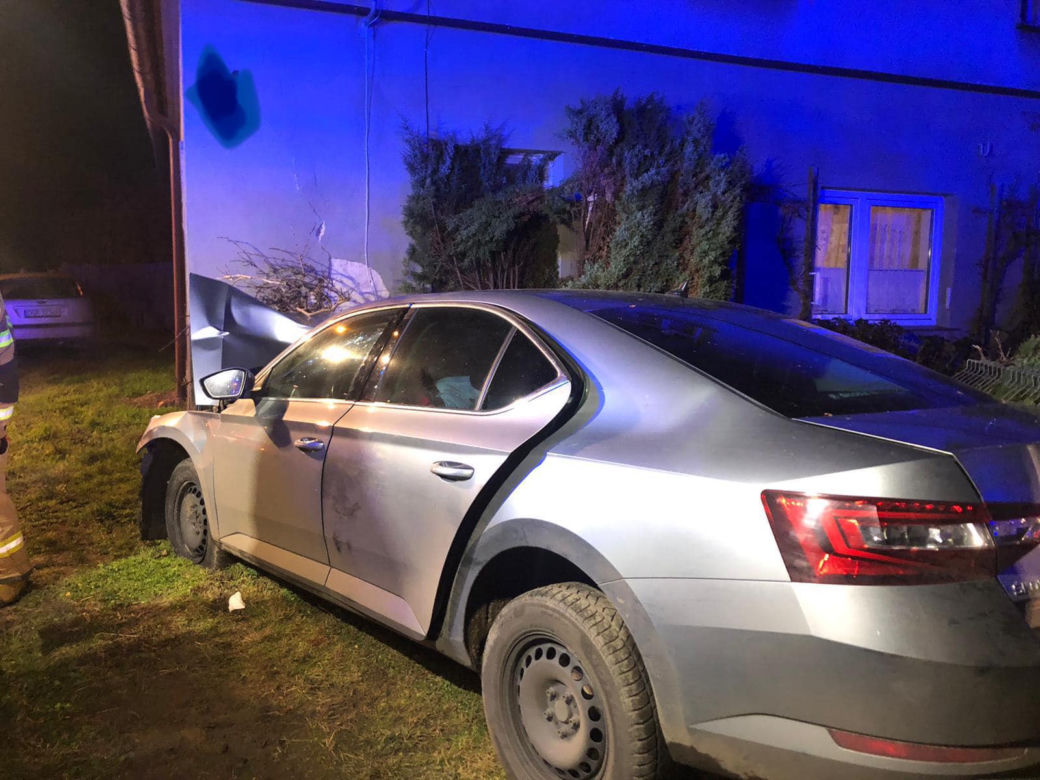 W Pobielu w pow. górowskim ministrant rozbił auto księdza