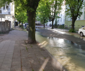 Potok wody na ul. Zamoyskiego w Bydgoszczy [ZDJĘCIA]
