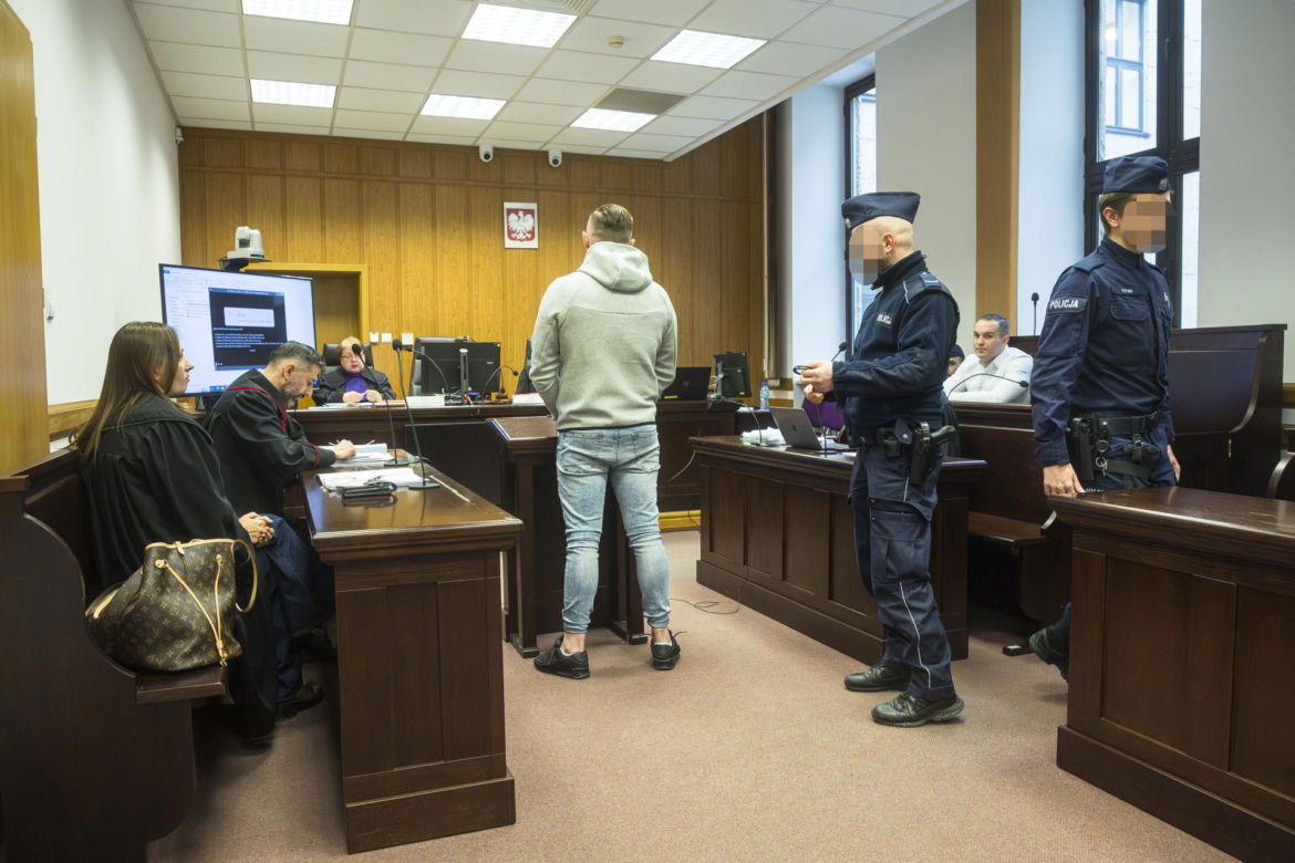 Co widać na nagraniu ataku nożem na Nowym Świecie? Sąd odtworzył szokujący materiał